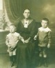 Pauline Späth geb Keul mit Söhnen Willi geb 1910 u Otto geb 1913 verm 1945 im Osten